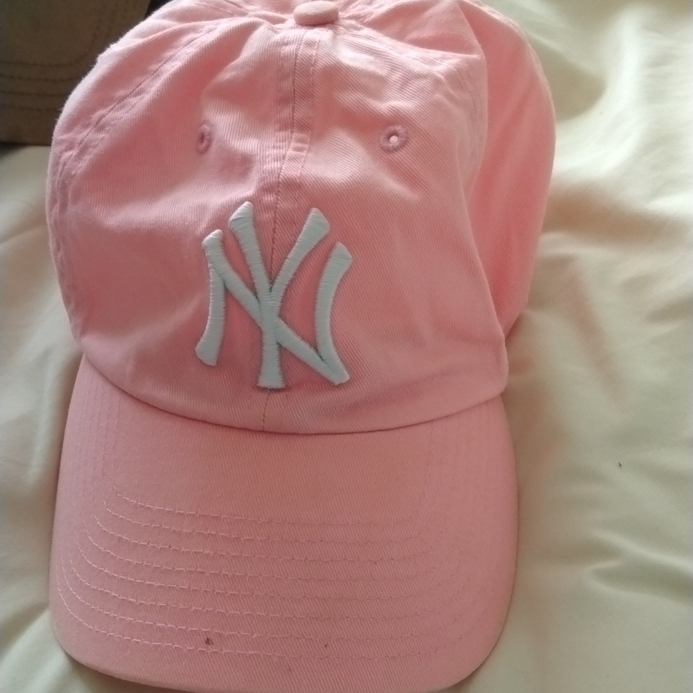 New York Yankees Pink hat 1size $28 + free hat.
